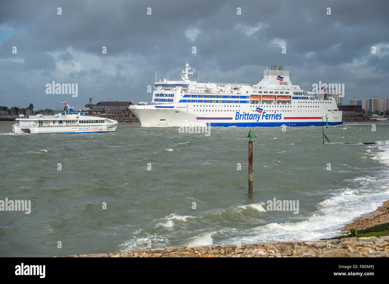Brittany et Whightlink Ferry dans la mer de Stormy au port de Portsmouth, Hampshire, Angleterre, Royaume-Uni Banque D'Images