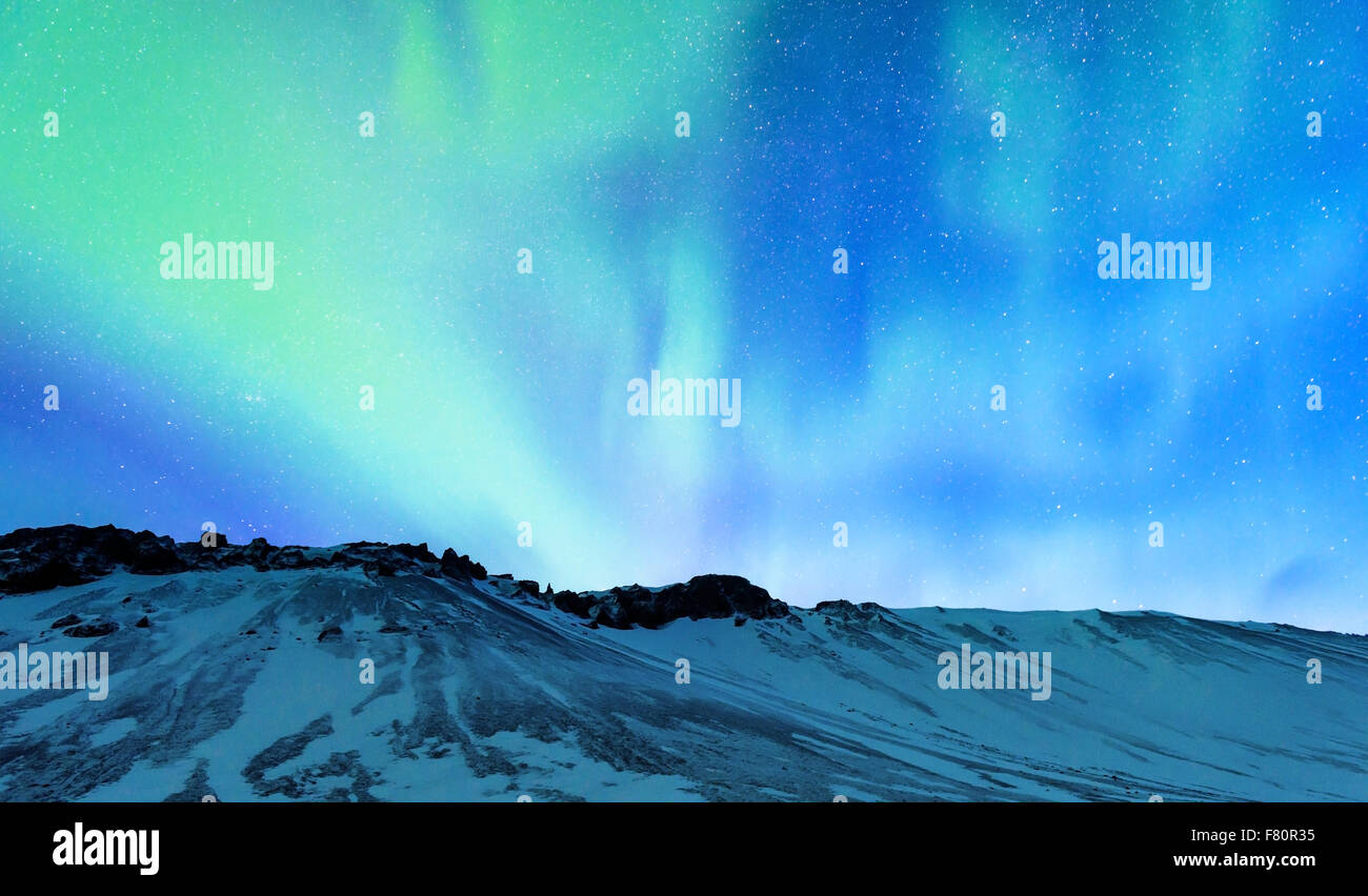 Vue extraordinaire sur la lumière du Nord et les hautes montagnes couvertes de neige paysage, forces de la nature, aurores boréales, Islande Banque D'Images