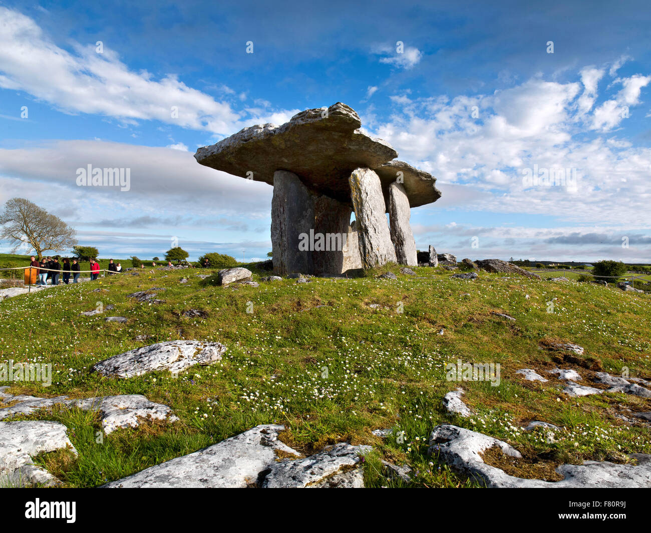Dolmen de Poulnabrone, le Burren, comté de Clare, Irlande, la façon sauvage de l'Atlantique Banque D'Images