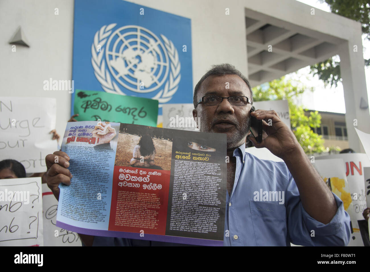 Colombo, Sri Lanka. 19Th Mar, 2015. Un protestataire participe à une manifestation devant l'Office des Nations Unies à Colombo, capitale du Sri Lanka, le 3 décembre 2015. Des centaines de personnes ont organisé une manifestation au Sri Lanka le jeudi contre une décision d'un tribunal d'Arabie saoudite à la mort de pierre une sri-lankaise bonne qui aurait commis l'adultère dans la nation arabe. La protestation était dirigée par la nouvelle génération d'organisation composée principalement de jeunes artistes du Sri Lanka. © Liu Hongru/Xinhua/Alamy Live News Banque D'Images