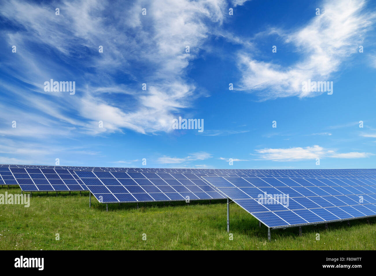 Des panneaux solaires sur une ferme solaire, Royaume-Uni. Banque D'Images