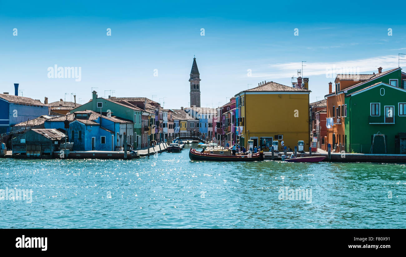 BURANO ITALIE VERS SEPTEMBRE 2015 : Burano est une île de la lagune de Venise connu pour ses typiques maisons aux couleurs vives et t Banque D'Images