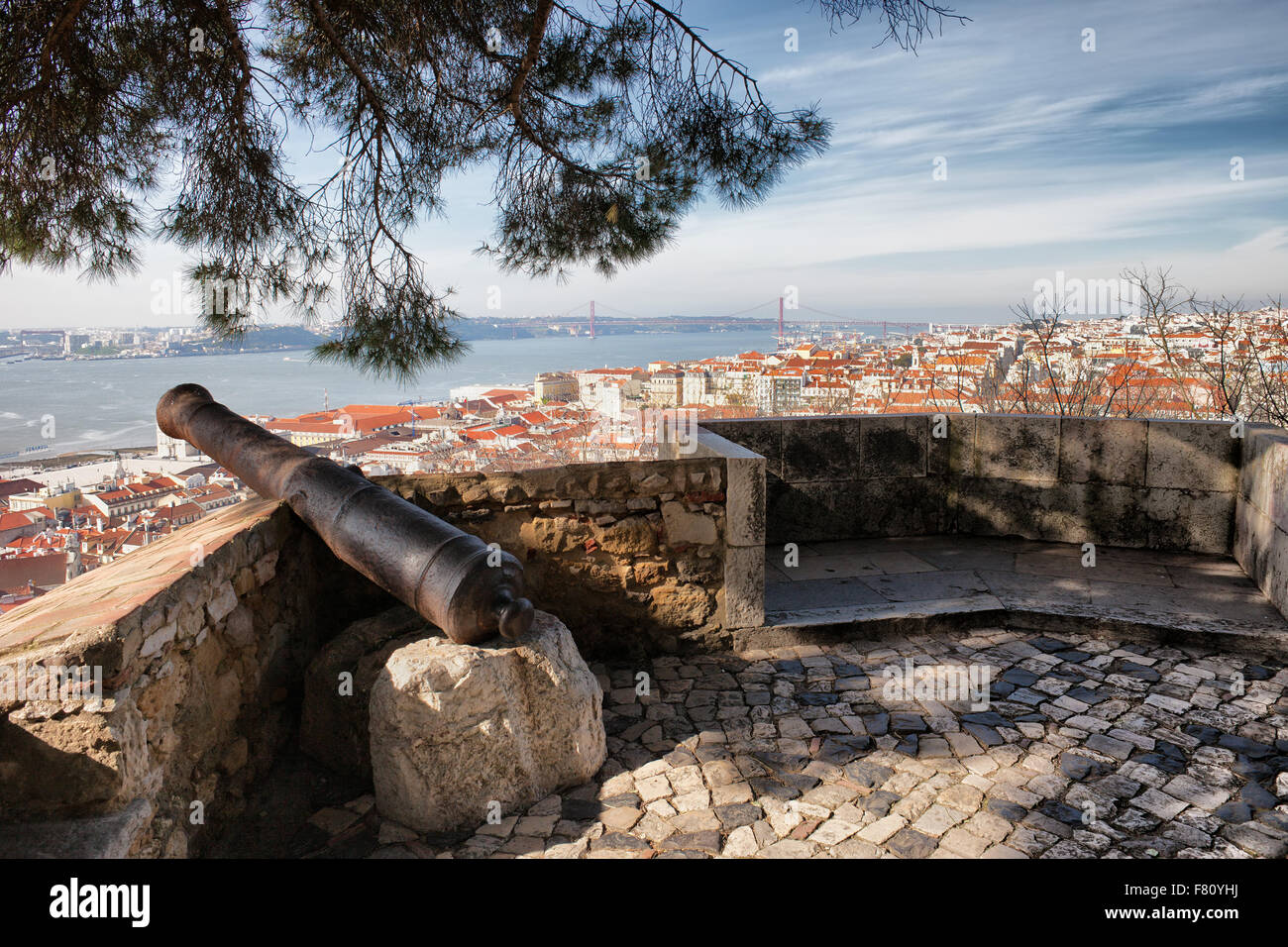 Canon médiéval au château Sao Jorge, vue sur ville de Lisbonne au Portugal Banque D'Images