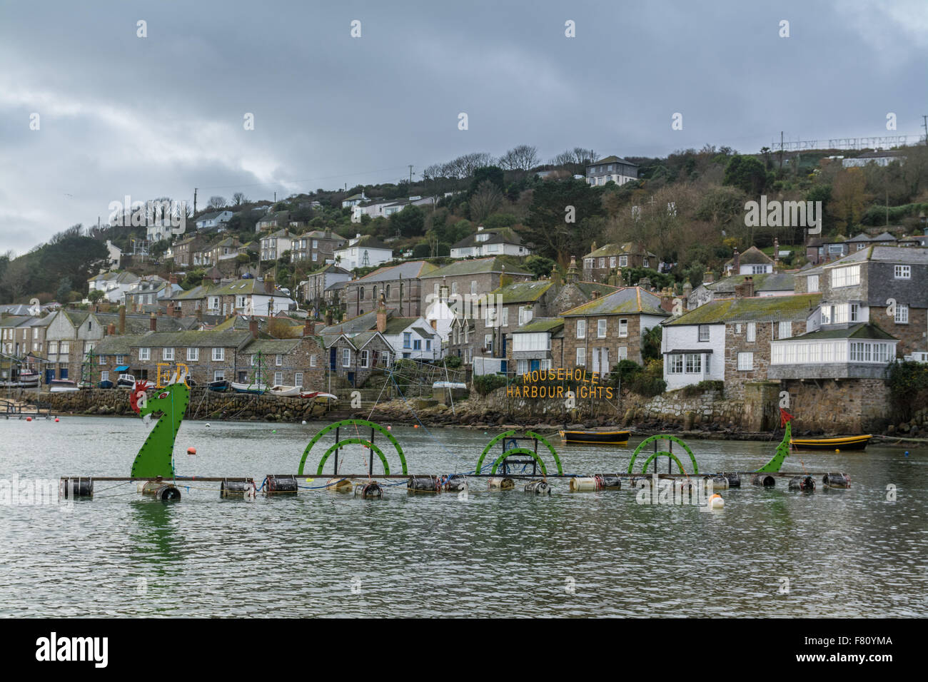 Mousehole, Cornwall, UK. 4e décembre 2015. L'affiche commencent à apparaître autour du village de Mousehole en préparation de la commande d'éclairage, le samedi 12 décembre. Plusieurs milliers de visiteurs de tout le Royaume-Uni et monde sont attendus pour venir voir les lumières. Crédit : Simon Yates/Alamy Live News Banque D'Images