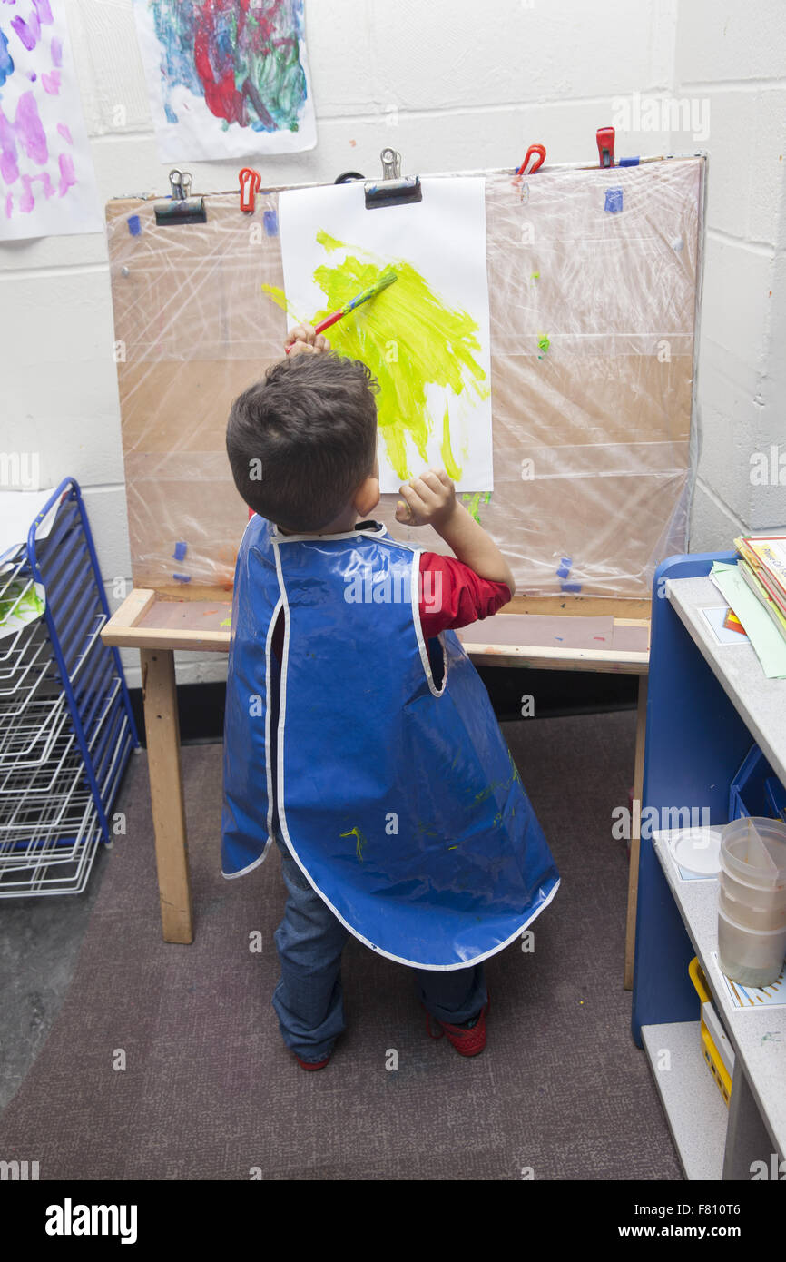 Les enfants à l'âge préscolaire dans le lower east side, Manhattan, New York. Banque D'Images