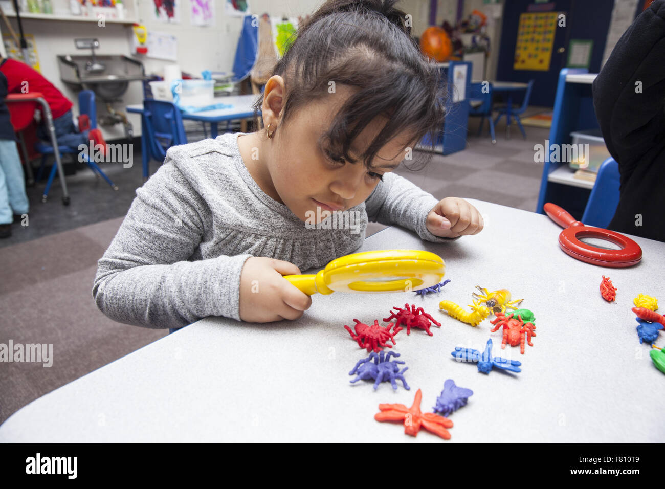 Les enfants à l'âge préscolaire dans le lower east side, Manhattan, New York. Banque D'Images