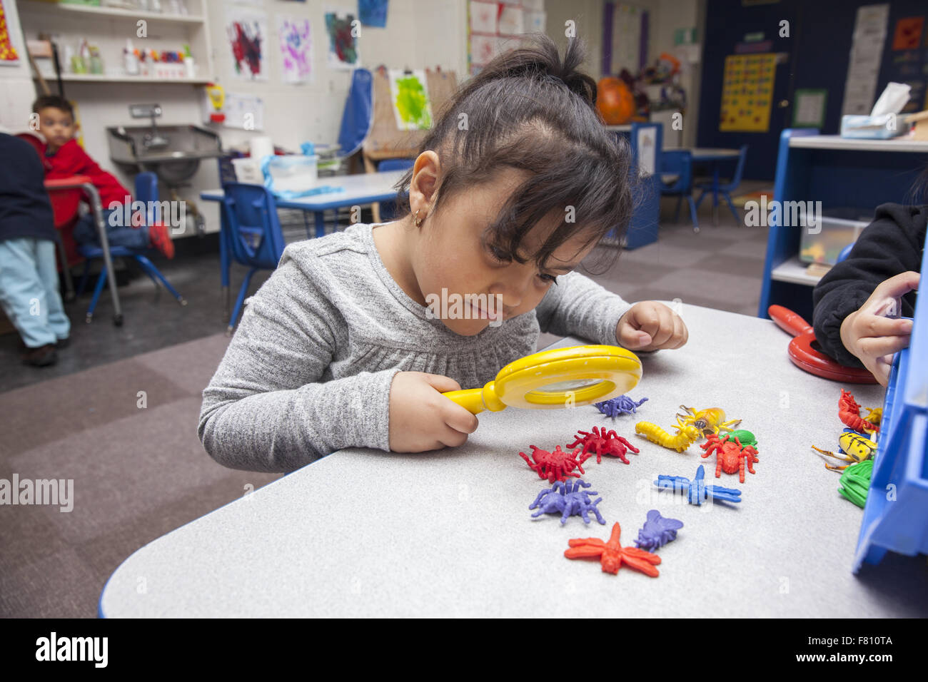 Les enfants à l'âge préscolaire dans le lower east side, Manhattan, New York. Banque D'Images