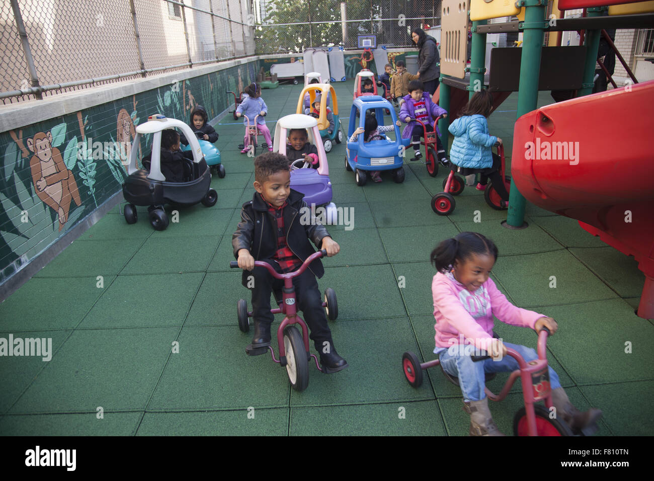 Les enfants d'âge préscolaire à exécuter par dans le lower east side, Manhattan, New York. Banque D'Images