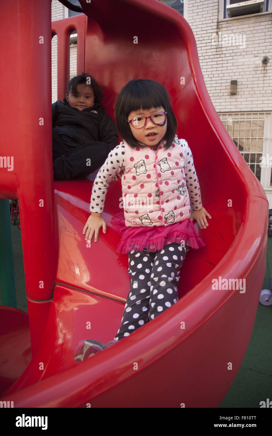 Les enfants à l'âge préscolaire dans le lower east side, Manhattan, New York. Banque D'Images