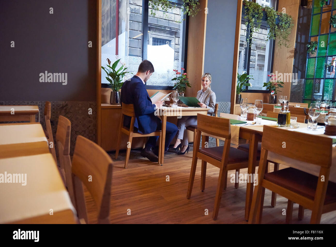 Les gens d'affaires réunion dans un restaurant moderne, romantic couple en train de dîner et prendre un verre après le travail Banque D'Images