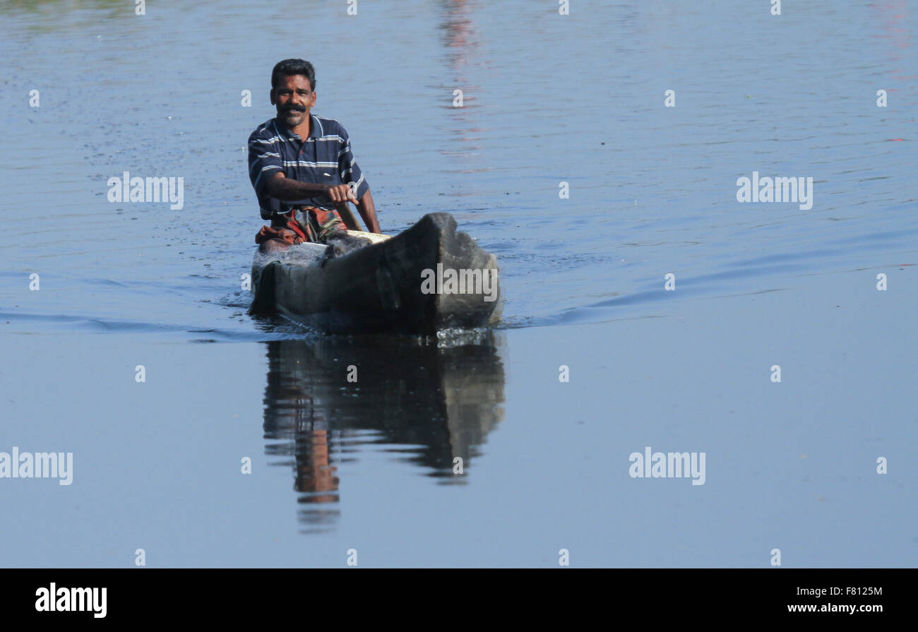 Un homme bateau à rames Banque D'Images