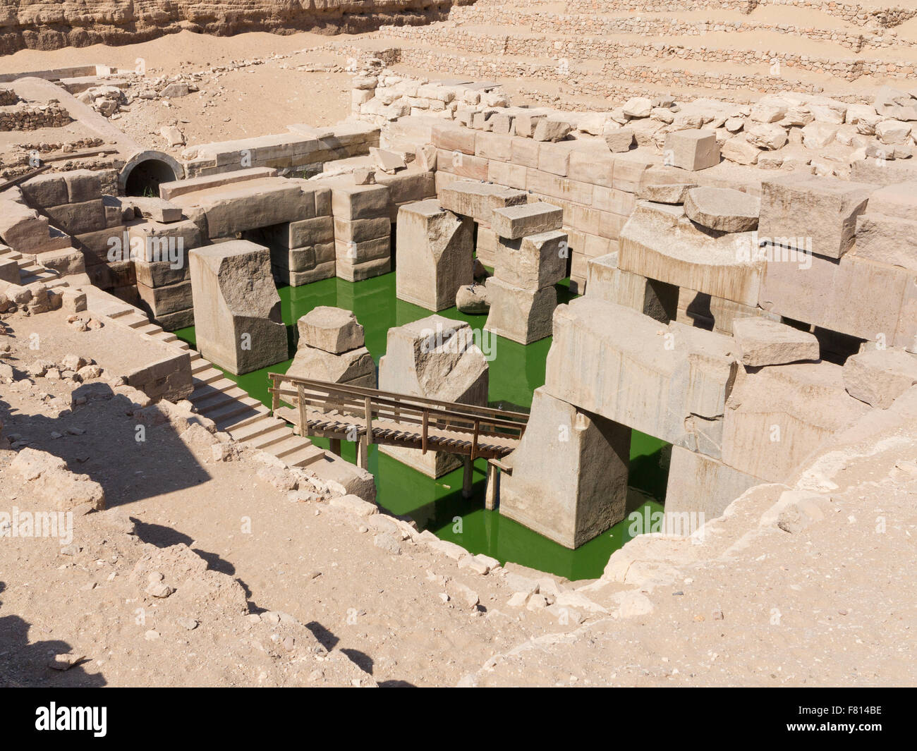 L'Osireion au Temple de Seti I à Abydos, avec des algues bleues dans l'eau, vallée du Nil, l'Egypte, l'Afrique Banque D'Images