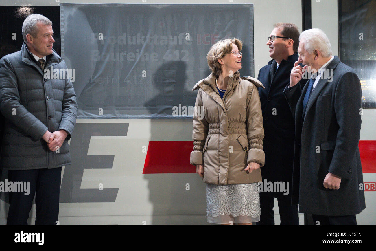 Berlin, Allemagne. 08Th Nov, 2015. Jochen Eickholt (L-R) gestionnaire de la "mobilité" division de Siemens AG, Birgit Bohle, chef de la direction de la DB Fernverkehr AG (DB Trafic de longue distance Groupe), Ministre allemand des transports et de l'infrastructure numérique Alexander Dobrindt (CSU) et président du conseil d'Deutsache Bahn AG Ruediger Grube poser à côté d'un train de la glace au cours de la série 4 4 glace au lancement de produit Suedkreuz gare à Berlin, Allemagne, 04 décembre 2015. Photo : Bernd von Jutrczenka/dpa/Alamy Live News Banque D'Images