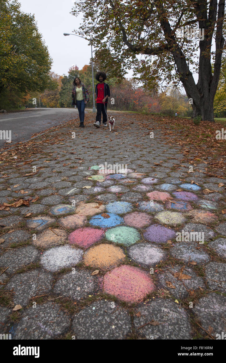 Briques de couleur de craie sur une passerelle à Prospect Park, Brooklyn, New York. Banque D'Images