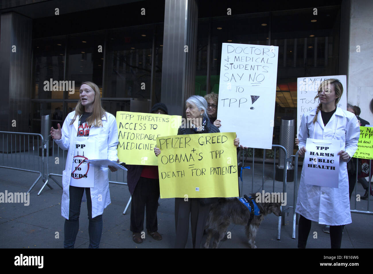 Les médecins et les étudiants en médecine manifestent devant le siège de Pfizer à Manhattan contre l'accord de partenariat commercial transpacifique Banque D'Images