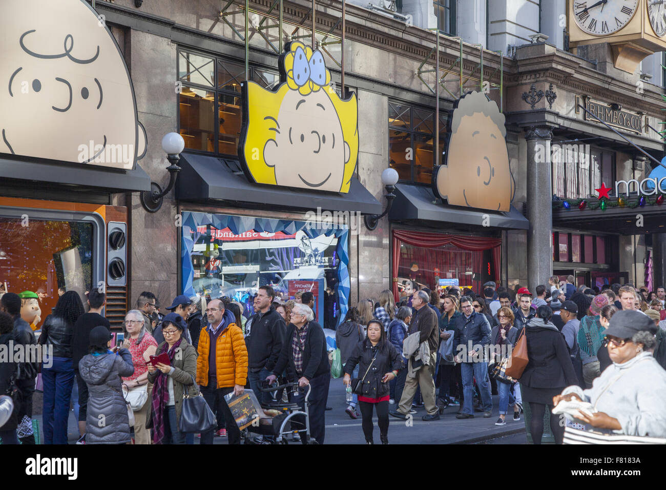 Les gens magasinent et regardez la Macy's Holiday Windows sur Broadway sur le Black Friday plus commerçante le jour de l'année. Banque D'Images Les gens magasinent et regardez la Macy's Holiday Windows sur Broadway sur le Black Friday plus commerçante le jour de l'année. Banque D'Images