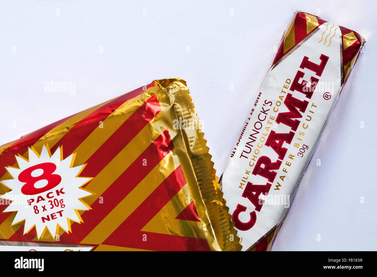 Chocolat au lait Caramel Tunnocks couché wafer biscuit - un pack de 8 ensemble de paquets wrapper sur fond blanc Banque D'Images