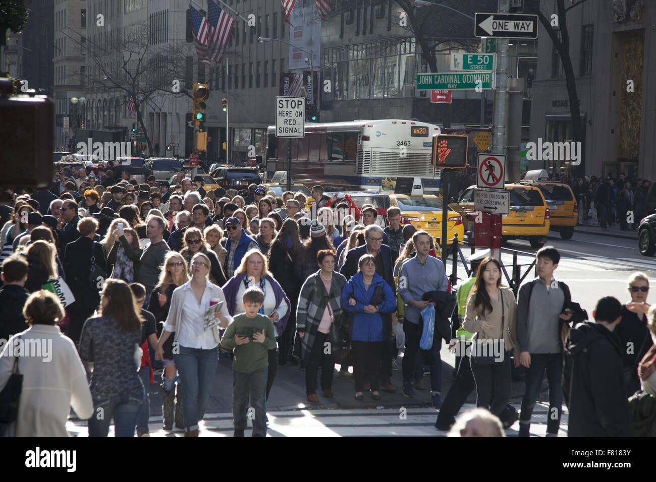 Le vendredi noir le jour de la rue commerçante la plus animée de foules sont énormes sur la 5e Avenue, près de Rockefeller Center à New York. Banque D'Images Le vendredi noir le jour de la rue commerçante la plus animée de foules sont énormes sur la 5e Avenue, près de Rockefeller Center à New York. Banque D'Images