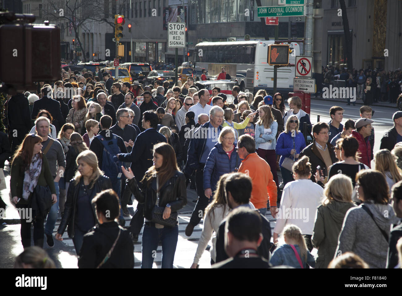 Le vendredi noir le jour de la rue commerçante la plus animée de foules sont énormes sur la 5e Avenue, près de Rockefeller Center à New York. Banque D'Images Le vendredi noir le jour de la rue commerçante la plus animée de foules sont énormes sur la 5e Avenue, près de Rockefeller Center à New York. Banque D'Images