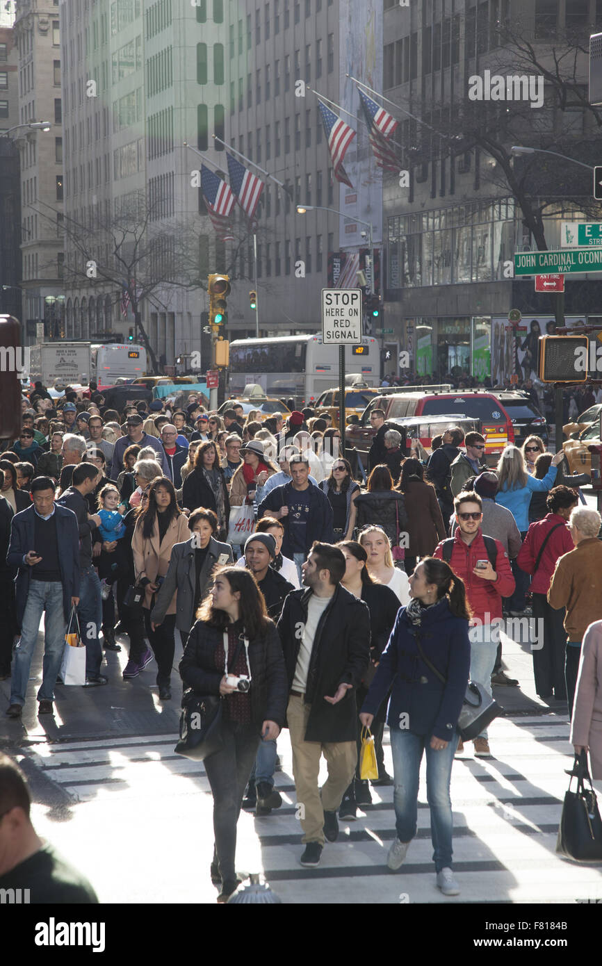 Le vendredi noir le jour de la rue commerçante la plus animée de foules sont énormes sur la 5e Avenue, près de Rockefeller Center à New York. Banque D'Images Le vendredi noir le jour de la rue commerçante la plus animée de foules sont énormes sur la 5e Avenue, près de Rockefeller Center à New York. Banque D'Images