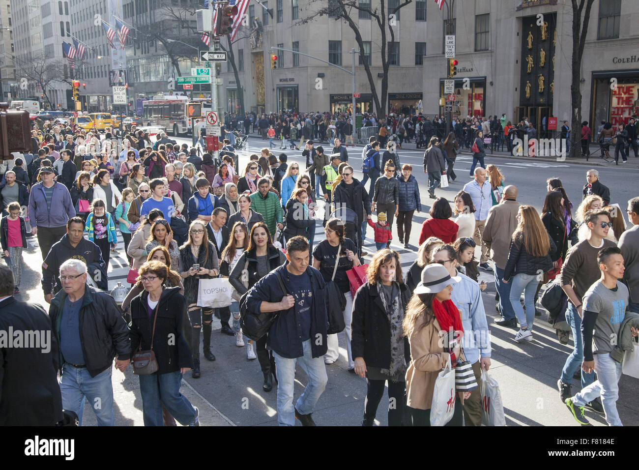 Le vendredi noir le jour de la rue commerçante la plus animée de foules sont énormes sur la 5e Avenue, près de Rockefeller Center à New York. Banque D'Images Le vendredi noir le jour de la rue commerçante la plus animée de foules sont énormes sur la 5e Avenue, près de Rockefeller Center à New York. Banque D'Images