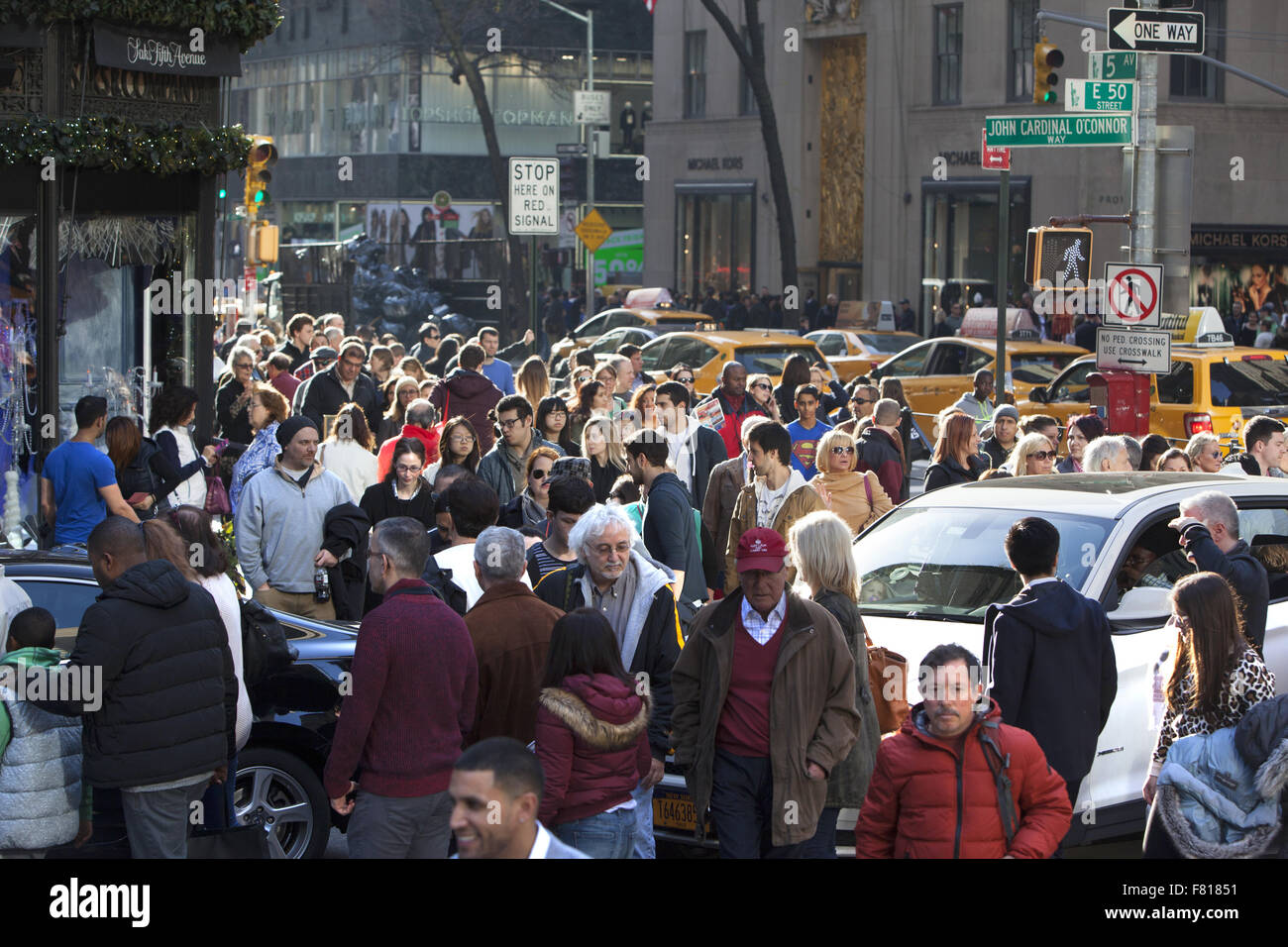 Le vendredi noir le jour de la rue commerçante la plus animée de foules sont énormes sur la 5e Avenue, près de Rockefeller Center à New York. Banque D'Images Le vendredi noir le jour de la rue commerçante la plus animée de foules sont énormes sur la 5e Avenue, près de Rockefeller Center à New York. Banque D'Images