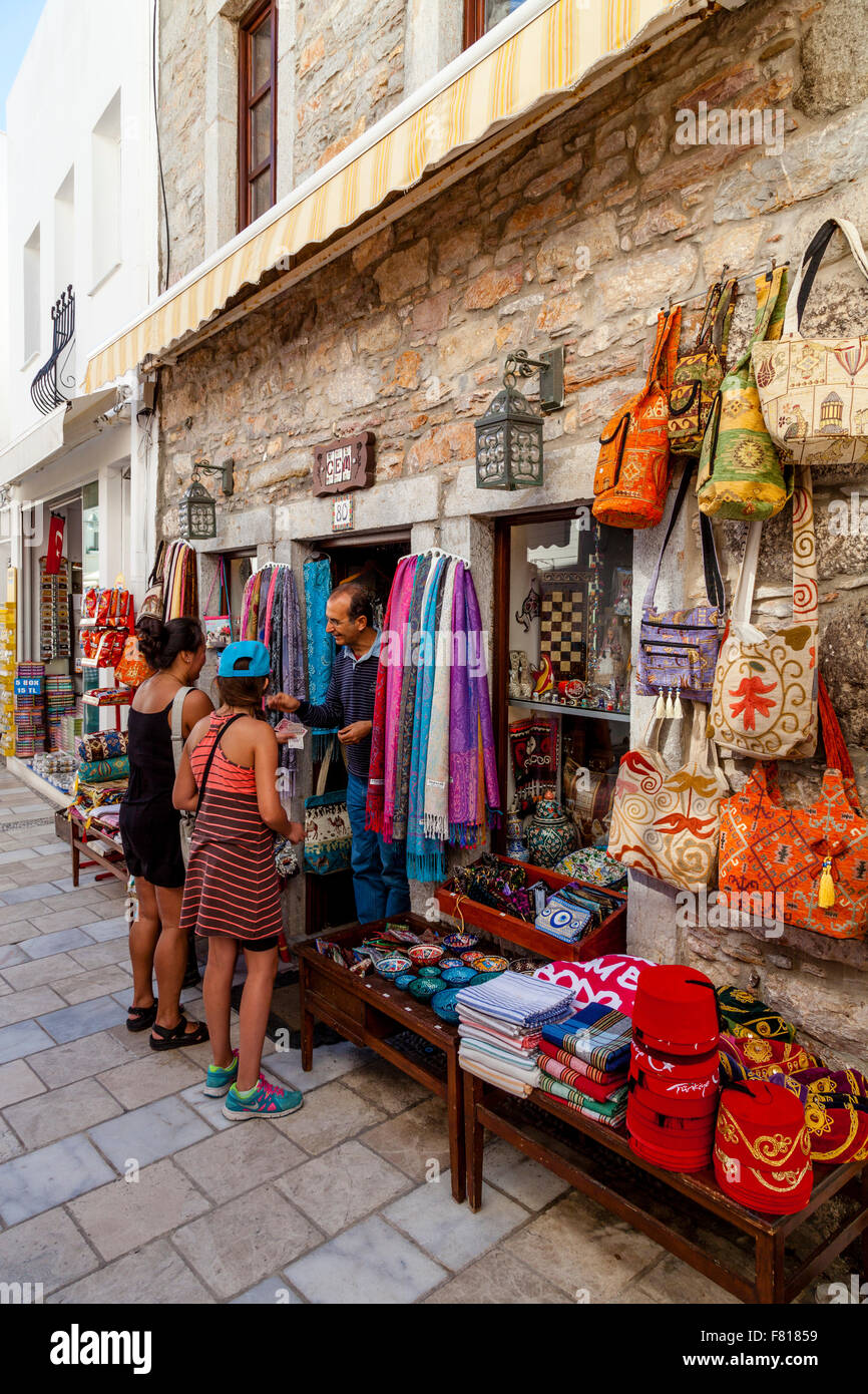 Les touristes du shopping dans la vieille ville de Bodrum, Bodrum, Province de Mugla, Turquie Banque D'Images