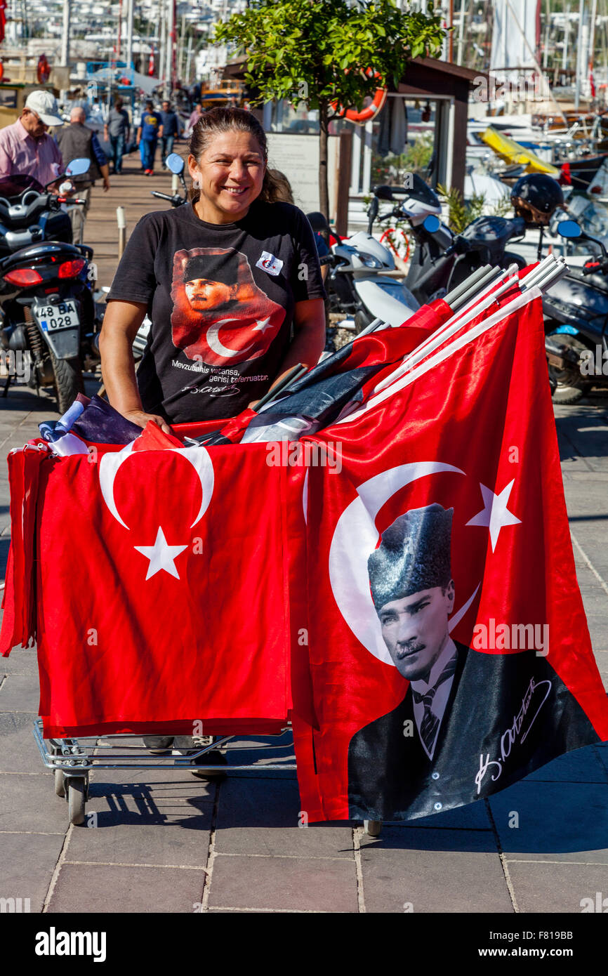 Une femme activiste politique affiche le drapeau turc & Portrait d'Ataturk durant la campagne électorale, Bodrum, Turquie Banque D'Images