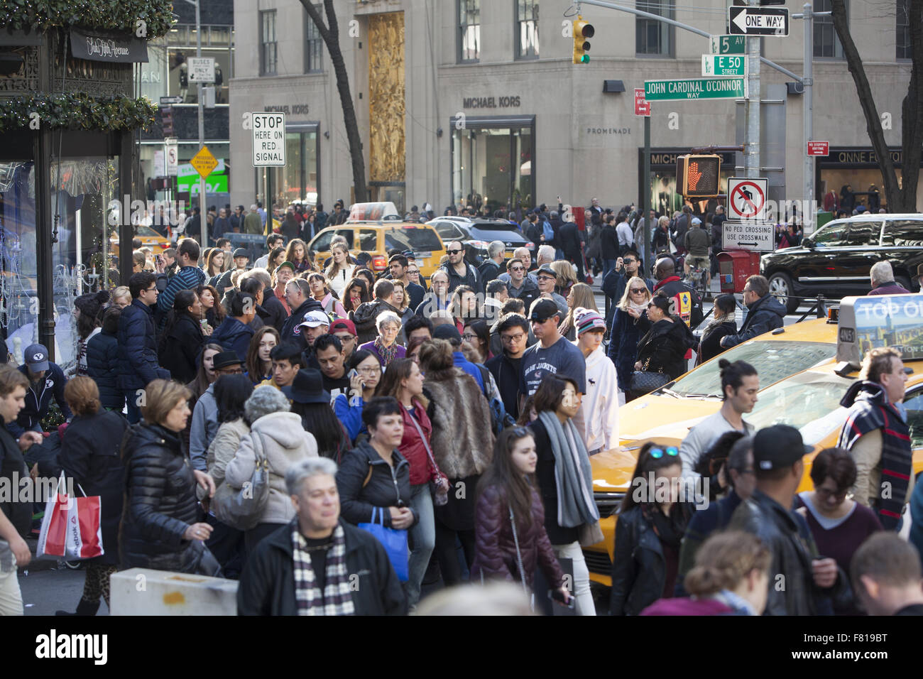 Le vendredi noir le jour de la rue commerçante la plus animée de foules sont énormes sur la 5e Avenue, près de Rockefeller Center à New York. Banque D'Images Le vendredi noir le jour de la rue commerçante la plus animée de foules sont énormes sur la 5e Avenue, près de Rockefeller Center à New York. Banque D'Images
