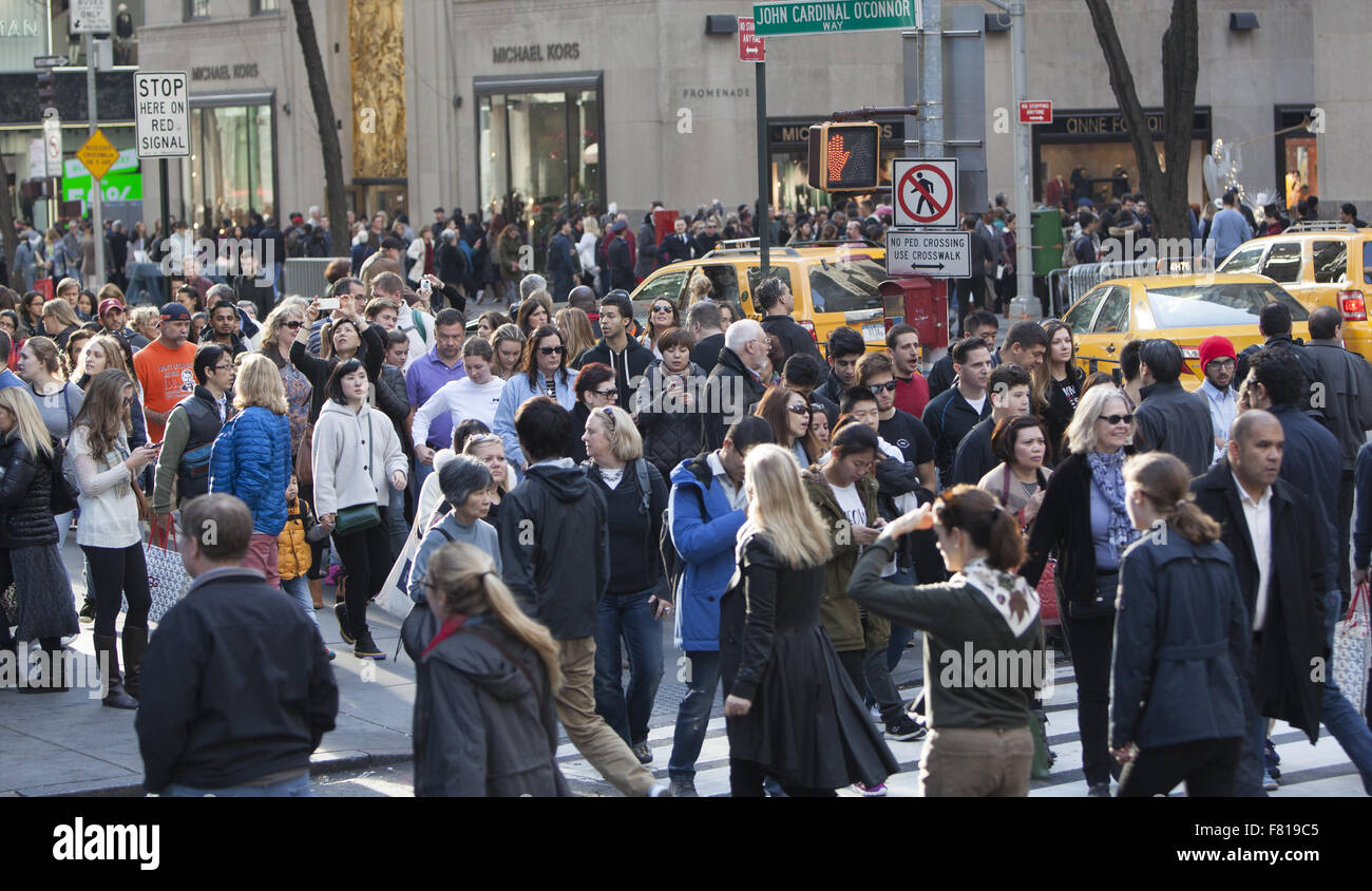 Le vendredi noir le jour de la rue commerçante la plus animée de foules sont énormes sur la 5e Avenue, près de Rockefeller Center à New York. Banque D'Images Le vendredi noir le jour de la rue commerçante la plus animée de foules sont énormes sur la 5e Avenue, près de Rockefeller Center à New York. Banque D'Images
