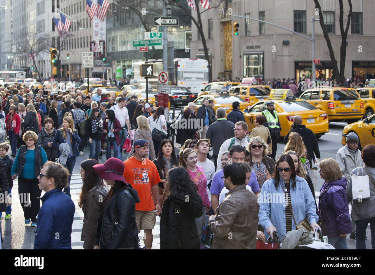 Le vendredi noir le jour de la rue commerçante la plus animée de foules sont énormes sur la 5e Avenue, près de Rockefeller Center à New York. Banque D'Images Le vendredi noir le jour de la rue commerçante la plus animée de foules sont énormes sur la 5e Avenue, près de Rockefeller Center à New York. Banque D'Images