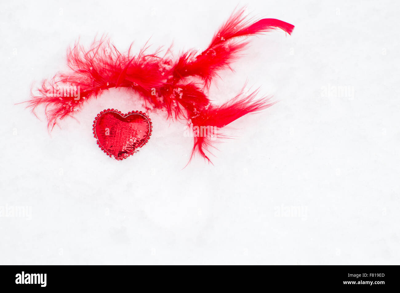 Cœur rouge sur la neige, une maison de vacances de tous les amoureux Banque D'Images