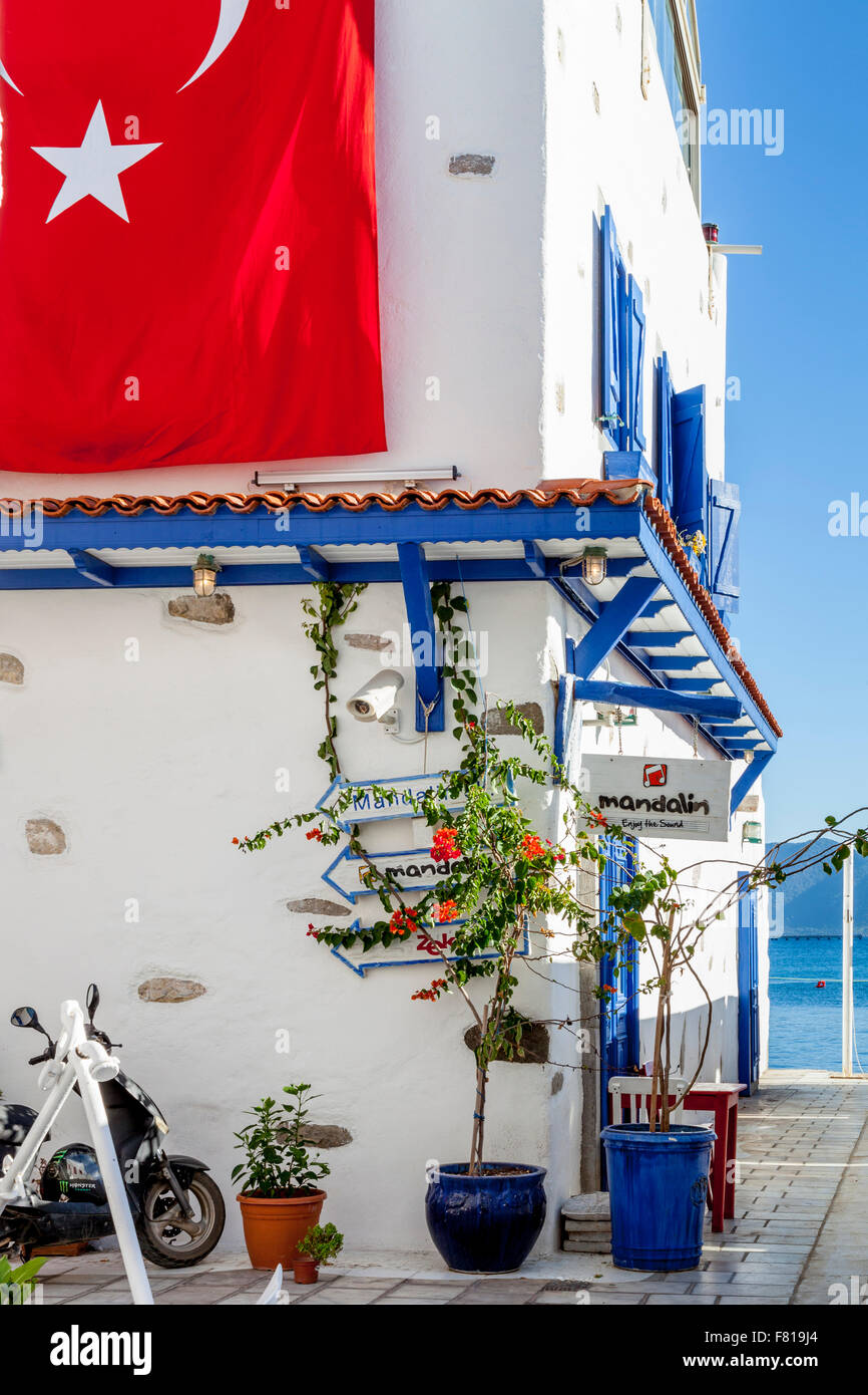 Colorful établissement sur la plage, Bodrum, Province de Mugla, Turquie Banque D'Images