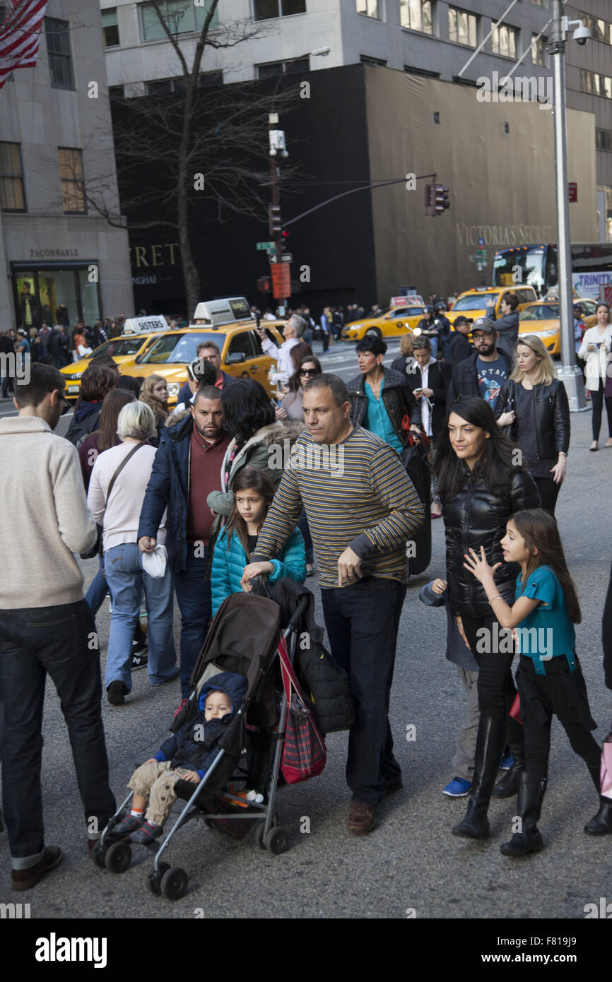 Le vendredi noir le jour de la rue commerçante la plus animée de foules sont énormes sur la 5e Avenue, près de Rockefeller Center à New York. Banque D'Images