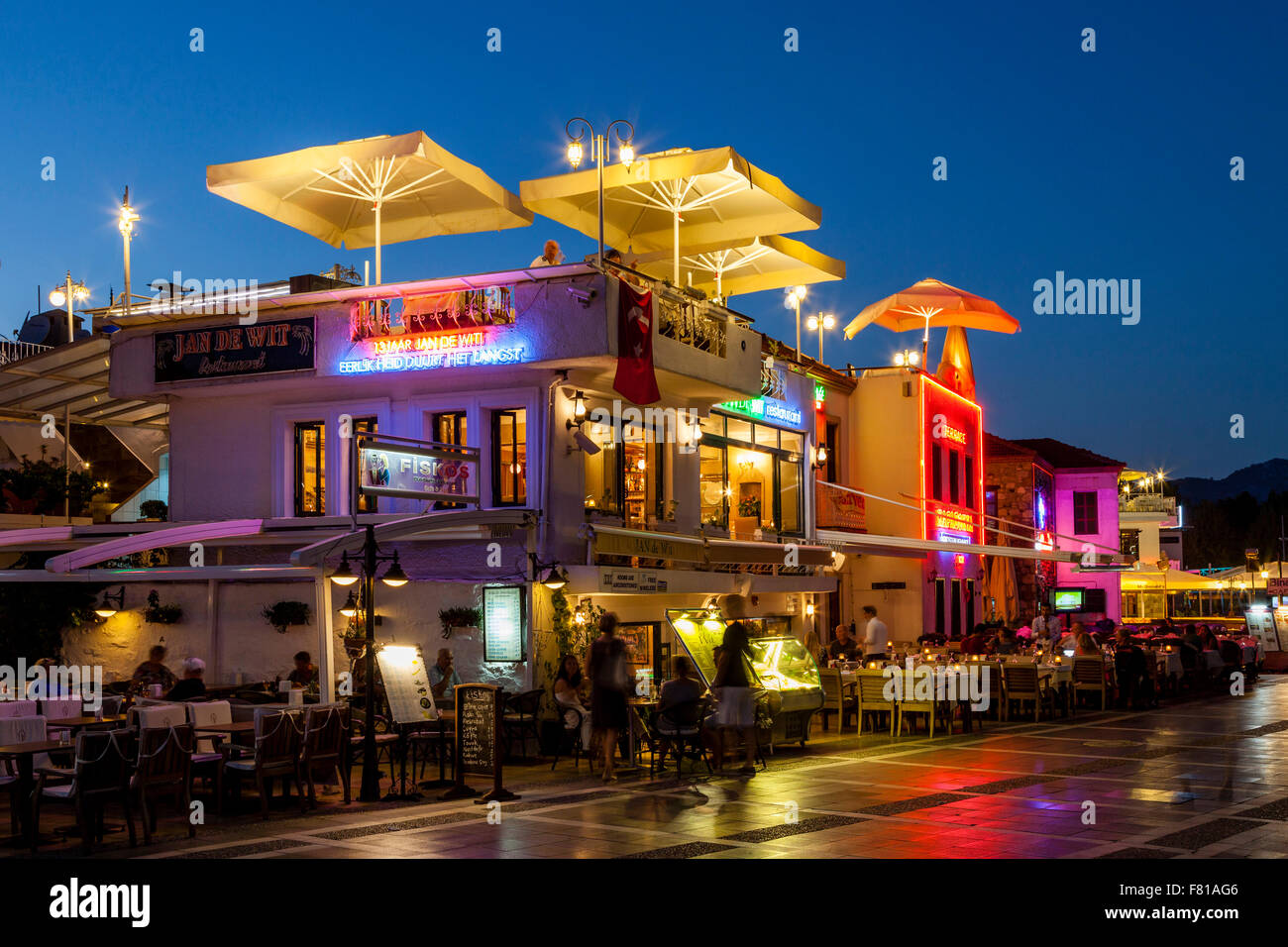 Les touristes à manger cafés et restaurants dans la station balnéaire de Marmaris, Province de Mugla, Turquie Banque D'Images