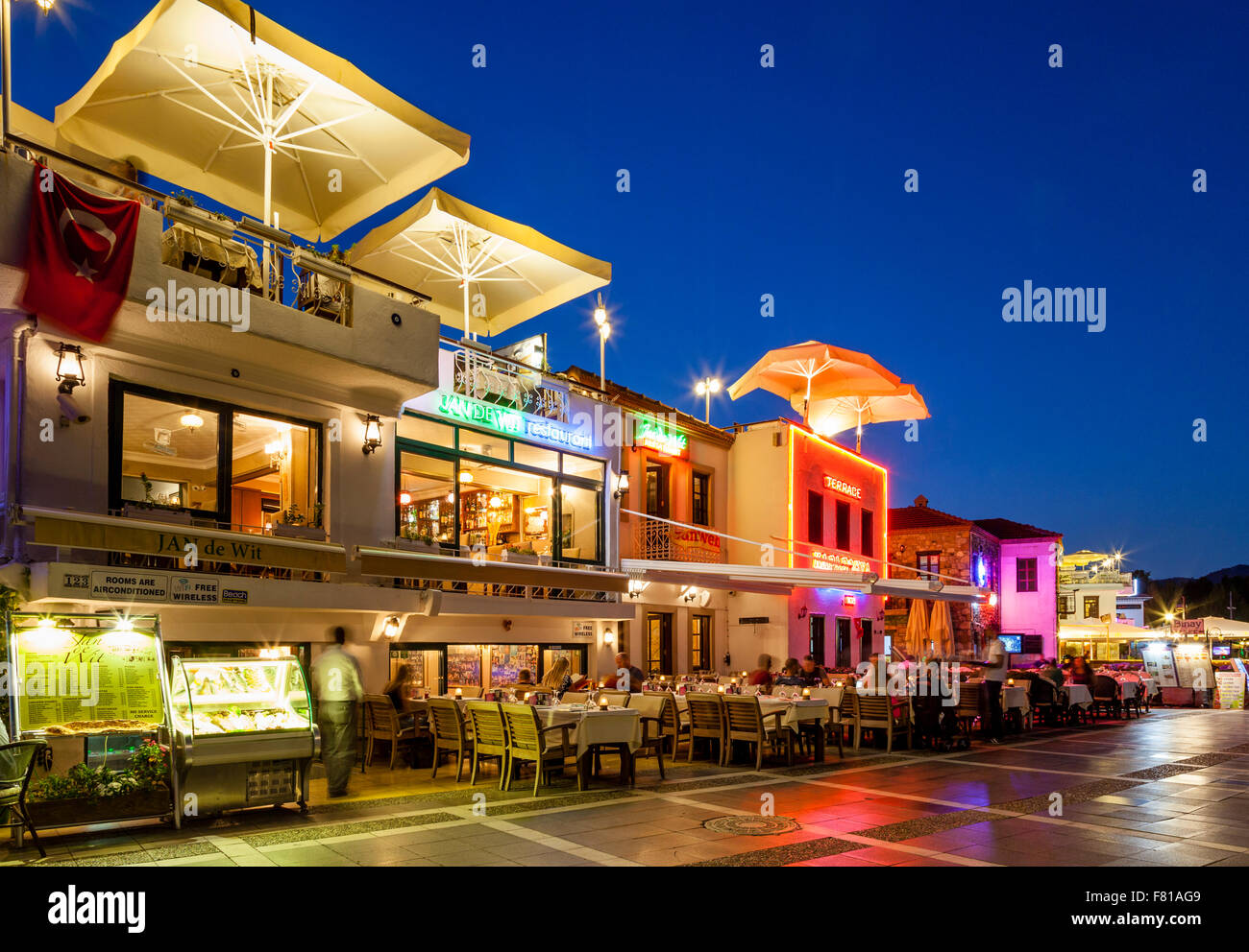 Les touristes à manger cafés et restaurants dans la station balnéaire de Marmaris, Province de Mugla, Turquie Banque D'Images