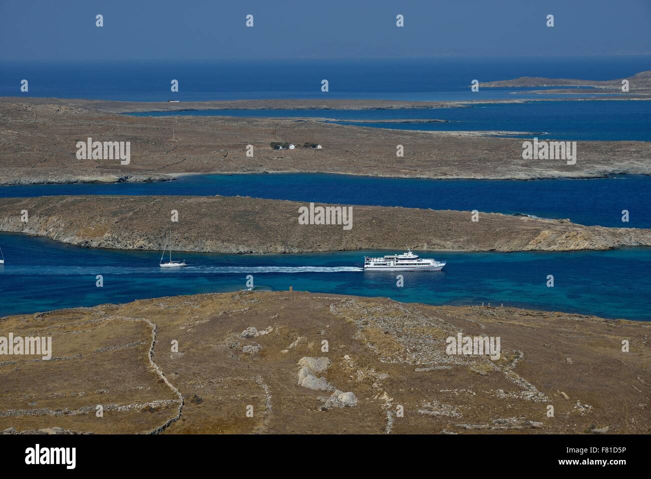 Vue sur l'île de Délos avec un bateau d'excursion, Cyclades, Grèce Banque D'Images