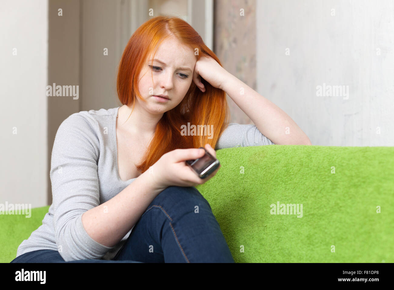 Adolescentes attend après appel téléphonique à la maison querelle Banque D'Images