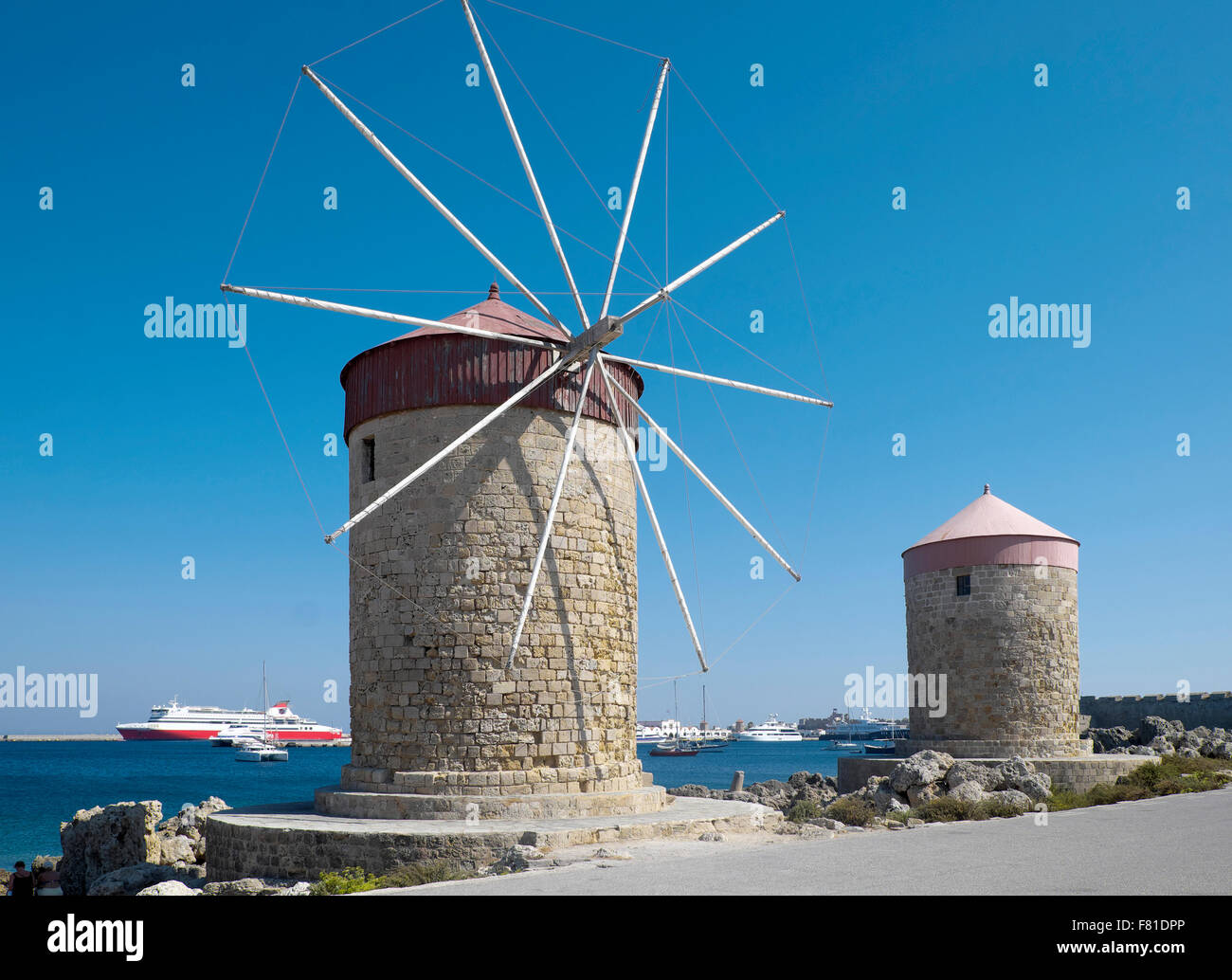 Les moulins à vent à Le port de Mandraki, la ville de Rhodes, Rhodes, Dodécanèse, Grèce Banque D'Images