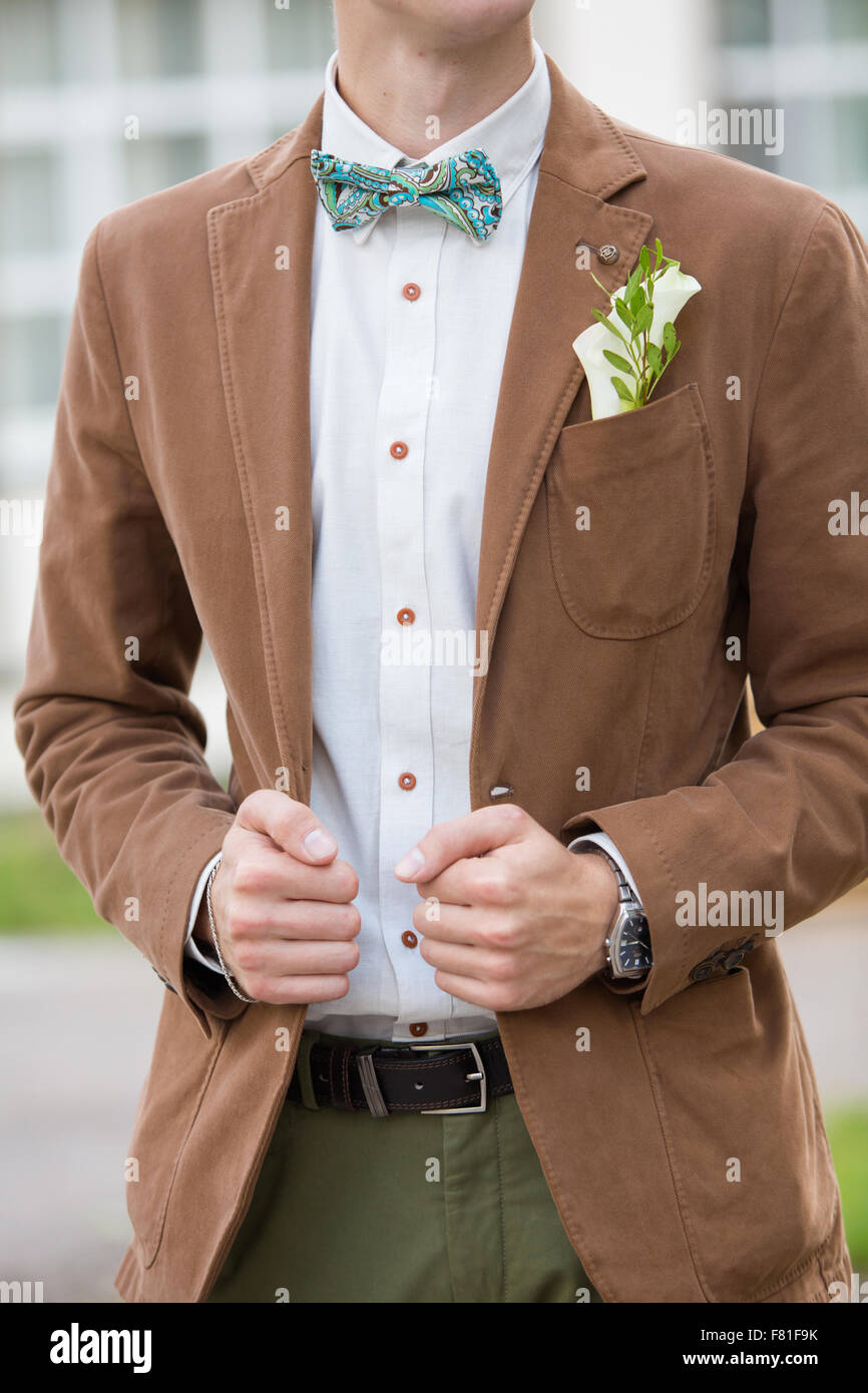 Le marié dans un costume marron et un nœud papillon vert Photo Stock - Alamy