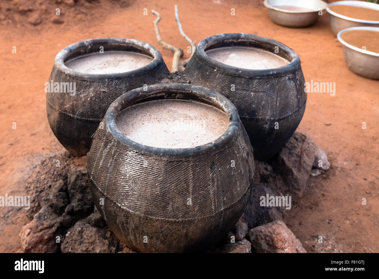 Tonneaux de bière de mil, le Burkina Faso Banque D'Images