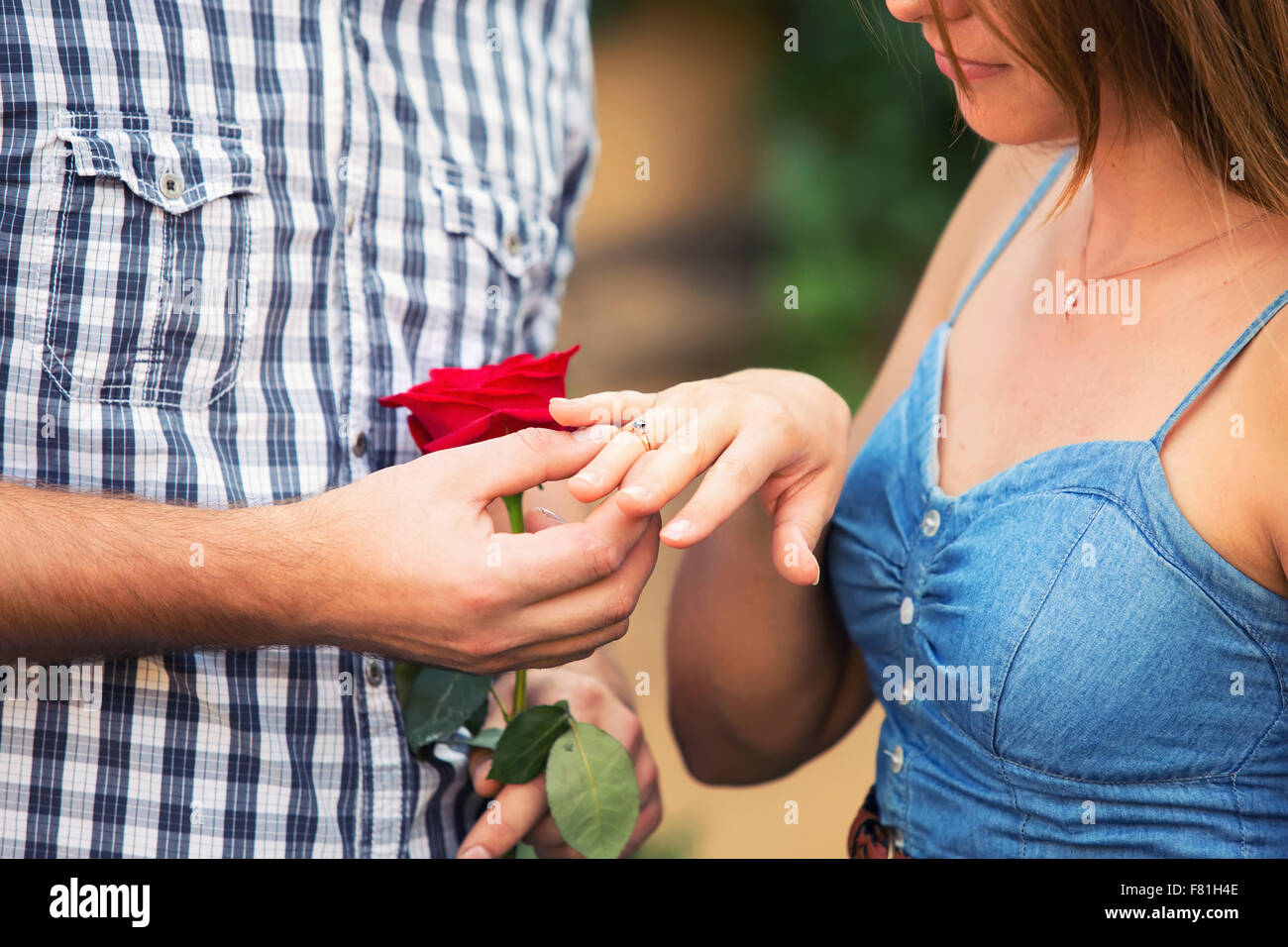 Le gars robes une bague pour la fille sur un doigt Banque D'Images Le gars robes une bague pour la fille sur un doigt Banque D'Images