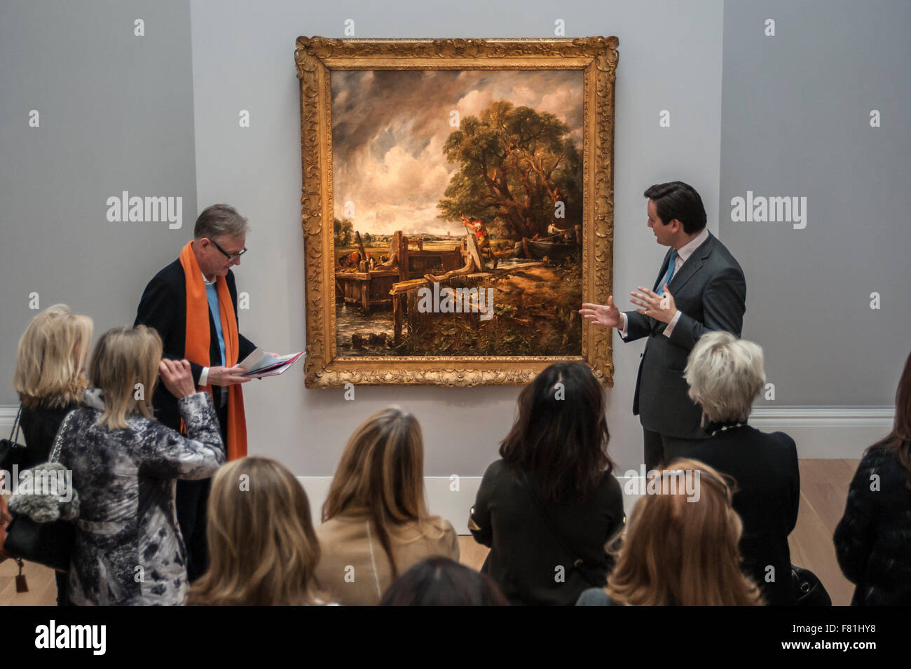 Londres, Royaume-Uni. 4 décembre 2015. Les acheteurs potentiels la vue 'Lock' par John Constable (est. €8 à 12 millions de dollars), avant de Sotheby's Londres vente du soir de l'ancien maître et peintures britanniques le 9 décembre 2015. C'est la première fois que cette peinture a été sur le marché pendant 160 ans. Crédit : Stephen Chung/Alamy Live News Banque D'Images