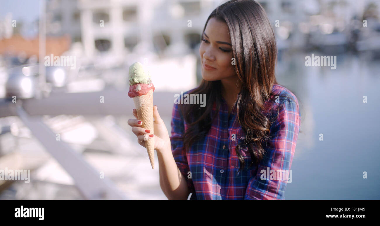 Young Girl Eating Ice Cream Banque D'Images