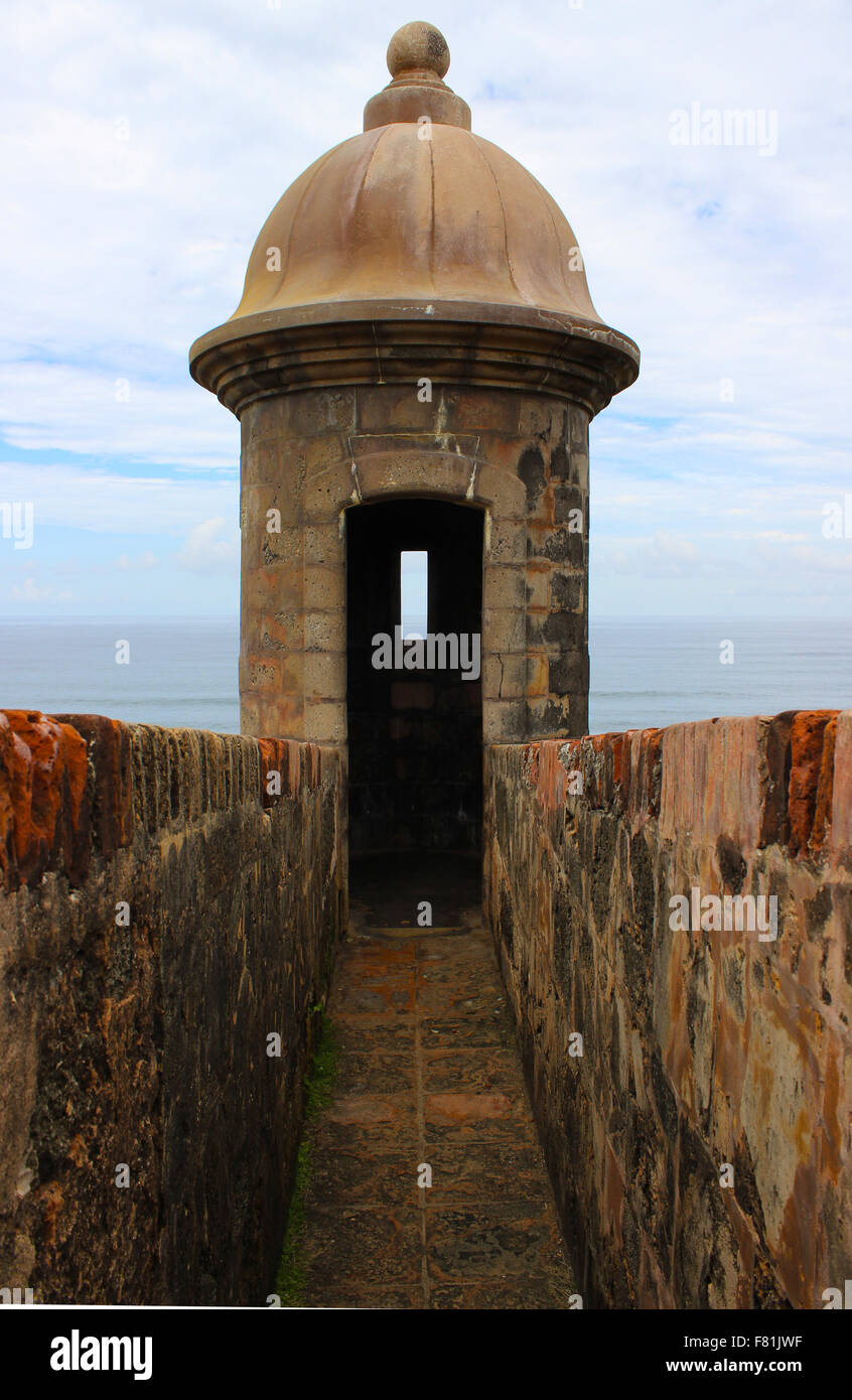 Pierre Belvédère à un fort historique dans le Vieux San Juan, Puerto Rico. Banque D'Images