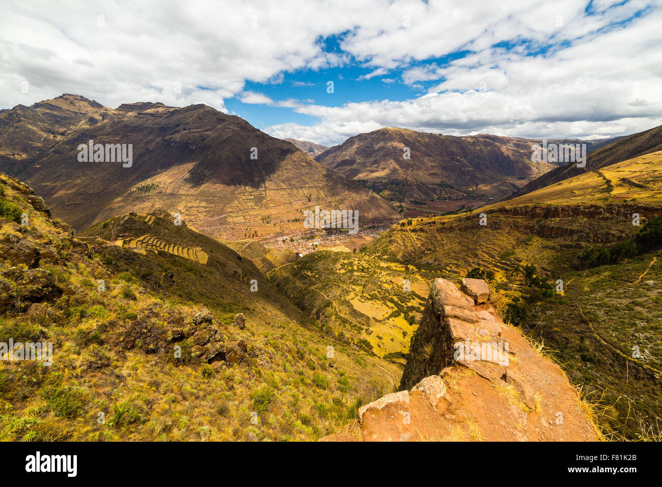 Paysage majestueux de la Vallée Sacrée Inca de Pisac, site archéologique majeur, destination touristique dans la région de Cusco, Pérou. Wid Banque D'Images