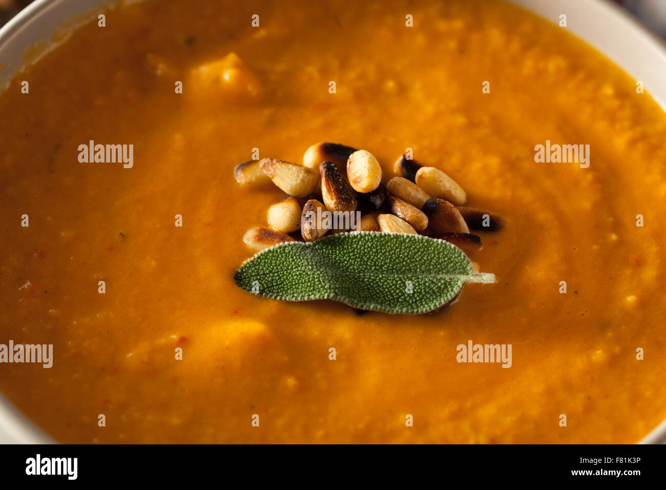 Soupe de gingembre carotte fait maison de pignons grillés Banque D'Images