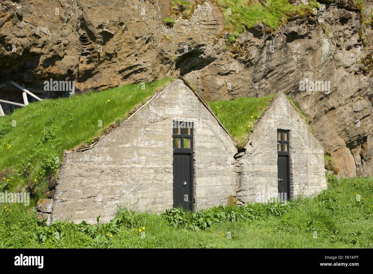 Turf maisons construites dans une colline rocheuse dans le sud de l'Islande Banque D'Images
