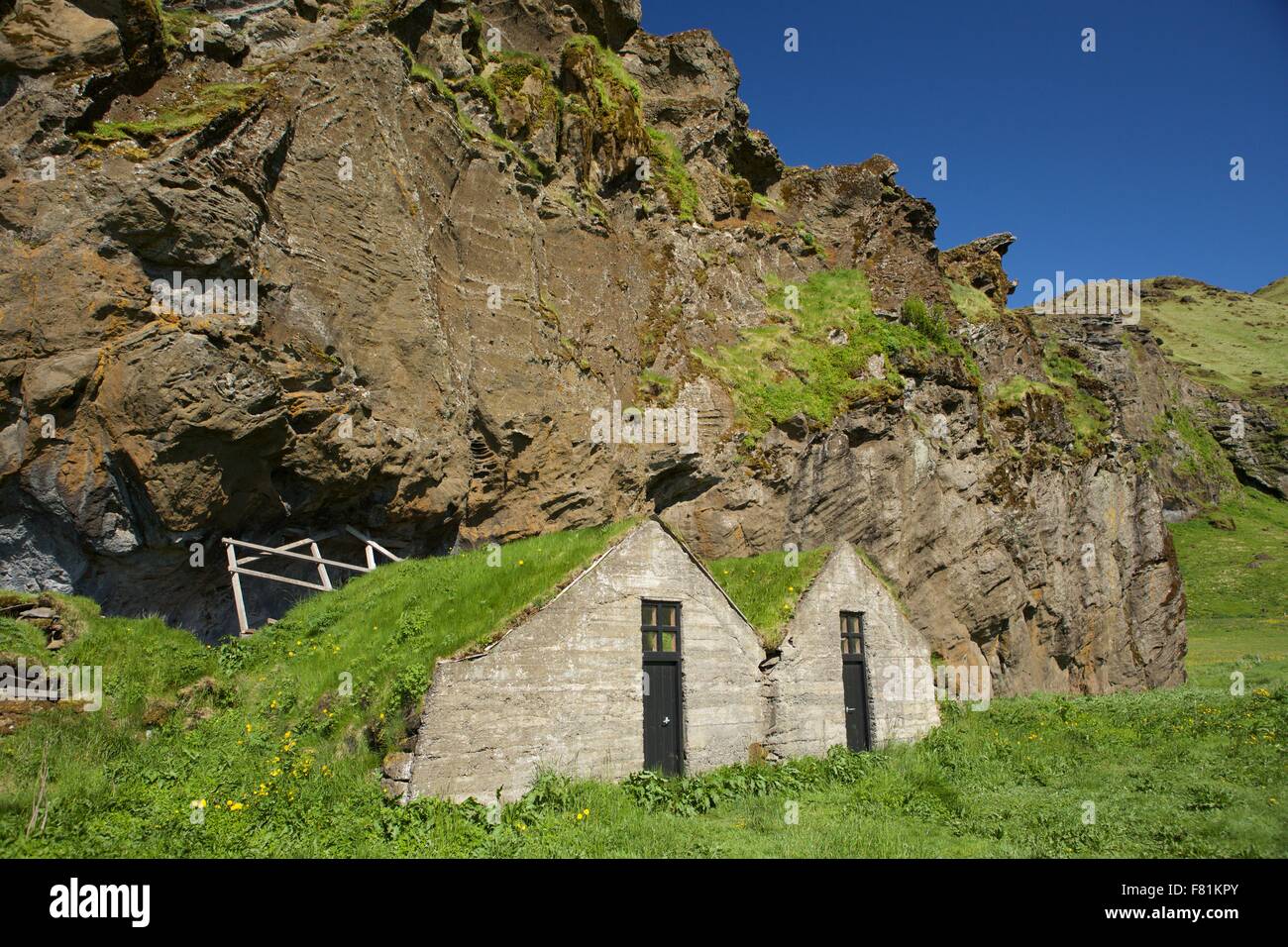 Turf maisons construites dans une colline rocheuse dans le sud de l'Islande Banque D'Images
