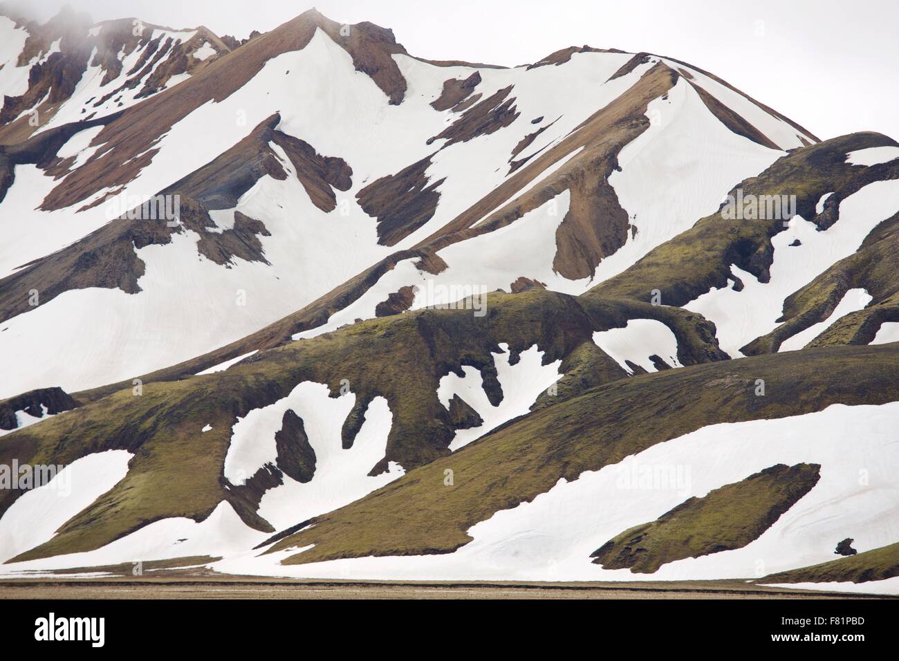 Montagnes couvertes de neige dans les hautes terres d'Islande à Landmannalaugar Banque D'Images